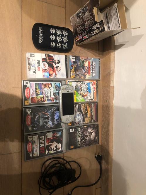 PSP Slim Lite silver met 8 spellen exclusief batterij, Spelcomputers en Games, Spelcomputers | Sony PSP, Gebruikt, PSP Slim, Overige kleuren