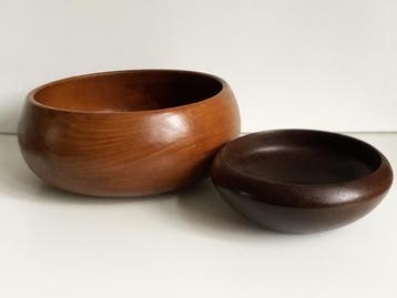 Vier vintage teak houten schalen beschikbaar voor biedingen