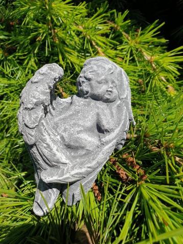 schatig engeltje in vleugels beschikbaar voor biedingen