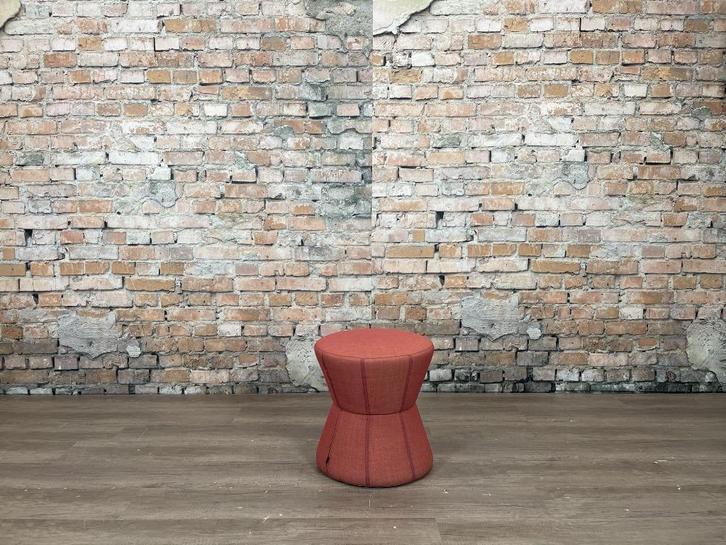 Design On Stock ToiToi rood bij TheReSales, Huis en Inrichting, Banken | Voetenbanken en Poefen, Zo goed als nieuw, Minder dan 50 cm