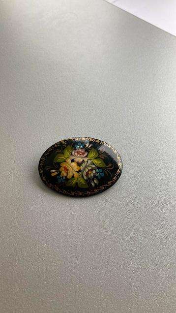 Mooi broche kan voor €2,50 extra worden opgestuurd beschikbaar voor biedingen