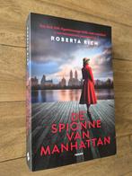 De spionne van Manhattan - Roberta Rich (christelijke roman), Ophalen of Verzenden, Zo goed als nieuw