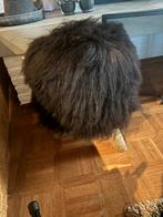 Stoere poef met schapen haar, Huis en Inrichting, Banken | Voetenbanken en Poefen, Ophalen of Verzenden, Zo goed als nieuw, Rond