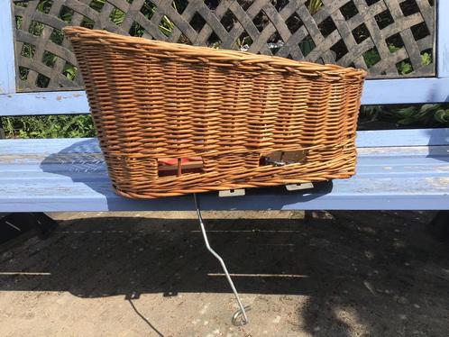 Rotan hondenmandje voor achterop de fiets, Fietsen en Brommers, Fietsaccessoires | Fietsmanden, Gebruikt, Fietsmand, Ophalen of Verzenden