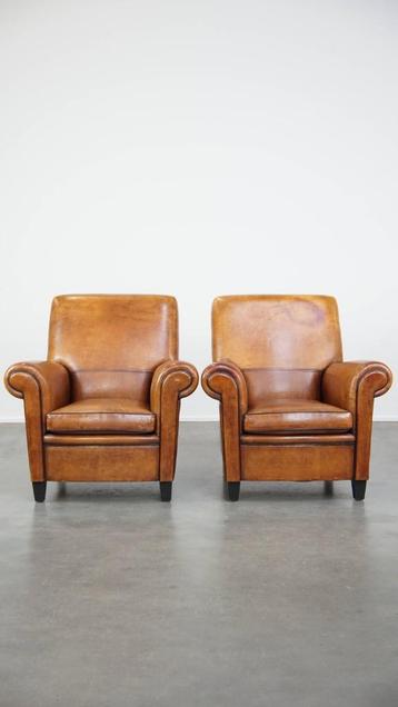 2 x Grote en comfortabele vintage schapenleren fauteuil beschikbaar voor biedingen