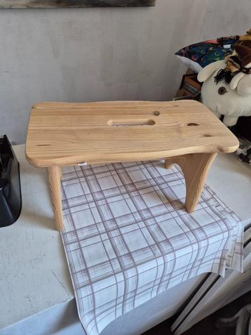 Houten opstapje / krukje beschikbaar voor biedingen