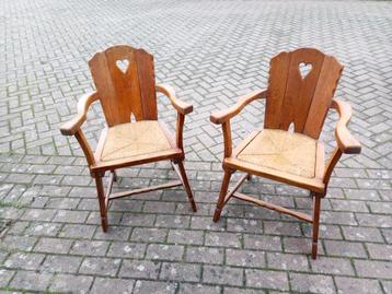 Vintage design stoelen, met rieten zitting en massief hout. beschikbaar voor biedingen