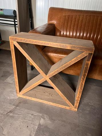 Wijnrek van hout kruis beschikbaar voor biedingen