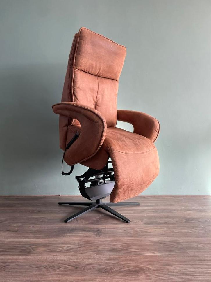 Hukla elektrische sta op stoel / relax fauteuil bruin stof, Huis en Inrichting, Fauteuils, Zo goed als nieuw, 50 tot 75 cm, Minder dan 75 cm