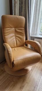 Gratis Okergeel relaxte stoel ophalen in Utrecht, Huis en Inrichting, Fauteuils, Gebruikt, Leer, Ophalen