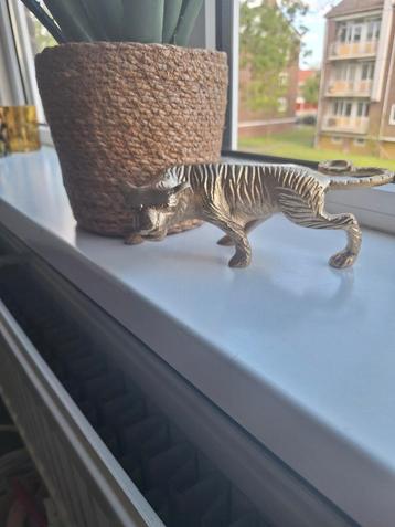 Tijger goudkleurig  beschikbaar voor biedingen