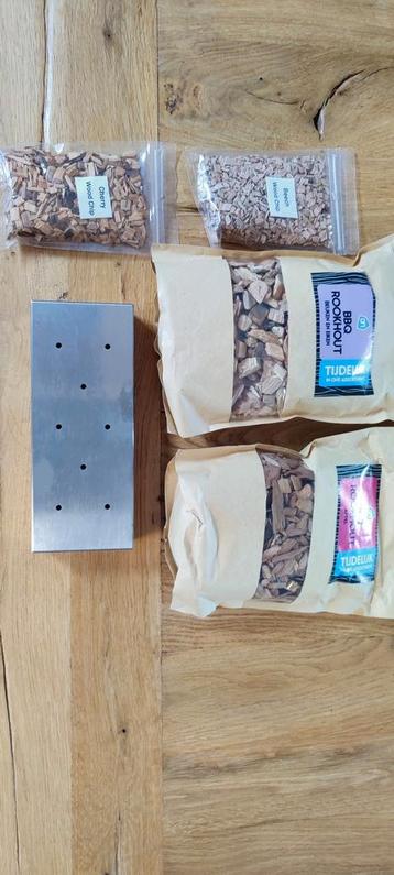 Smokerbox met 2x 500gr en 2x 55gr rookhout beschikbaar voor biedingen