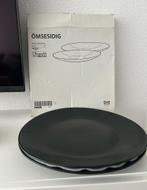 Twee zwarte borden - IKEA ÖMSESIDIG, Huis en Inrichting, Keuken | Servies, Ophalen, Nieuw, Bord(en), Effen
