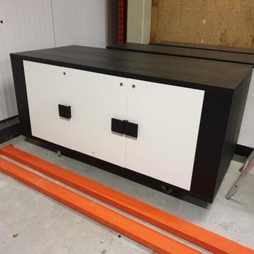 Zeer nette buffetkast - 180 cm breed beschikbaar voor biedingen