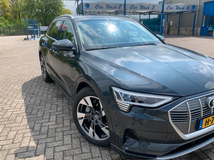 Audi e-tron 50 Quattro 313pk 2020 Grijs, Auto's, Audi, Particulier, e-tron, Panoramadak, Trekhaak, Elektrisch, SUV of Terreinwagen
