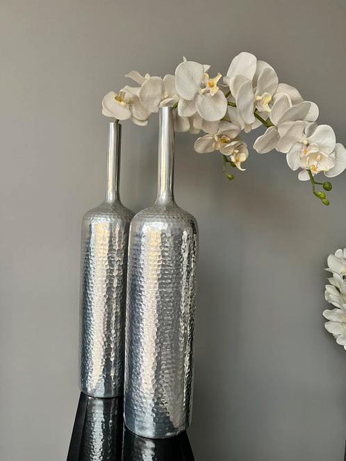 SET VAN 2 GEHAMERD ALUMINIUM STRAK DESIGN VAZEN MET ORCHIDEE, Huis en Inrichting, Woonaccessoires | Vazen, Zo goed als nieuw, Overige kleuren