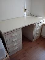 Houten bureau met ladenblokken., Ophalen, Gebruikt, Bureau