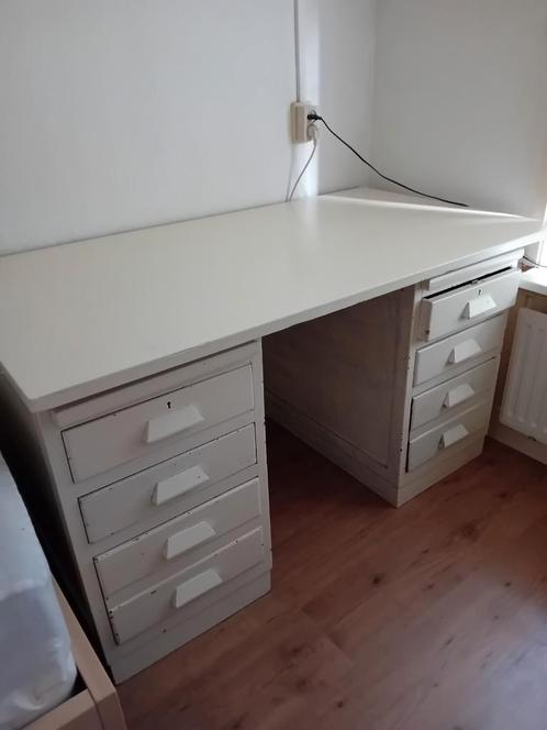 Houten bureau met ladenblokken., Huis en Inrichting, Bureaus, Gebruikt, Bureau, Ophalen