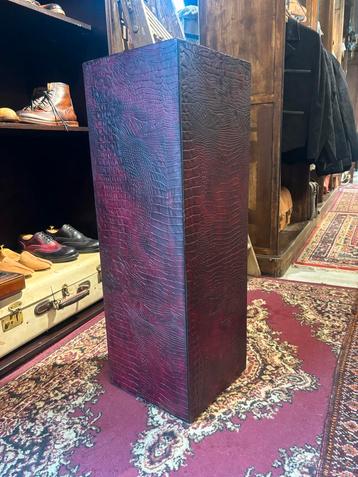 Zuil van echt krokodillenleer beschikbaar voor biedingen