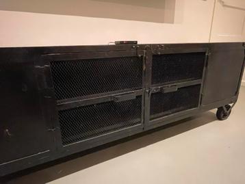 Industrieel TV meubel staal - wieltjes beschikbaar voor biedingen