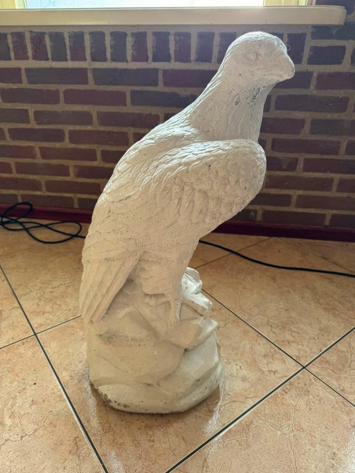 Zittende adelaar - stenen dierenbeeld - 60 cm - klassiek., Tuin en Terras, Tuinbeelden, Zo goed als nieuw, Dierenbeeld, Steen