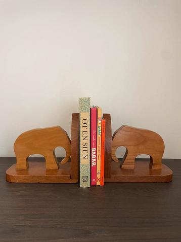 Twee houten vintage olifanten boekenstandaards beschikbaar voor biedingen