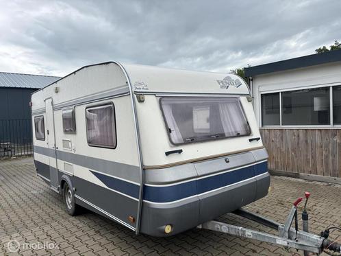 Fendt 496 A + voortent + luifel, Caravans en Kamperen, Caravans, Bedrijf, tot en met 4, 750 - 1000 kg, Rondzit, Fendt, 6 tot 7 meter