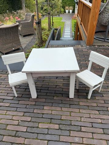 Houten kindertafel met 2 stoeltjes beschikbaar voor biedingen