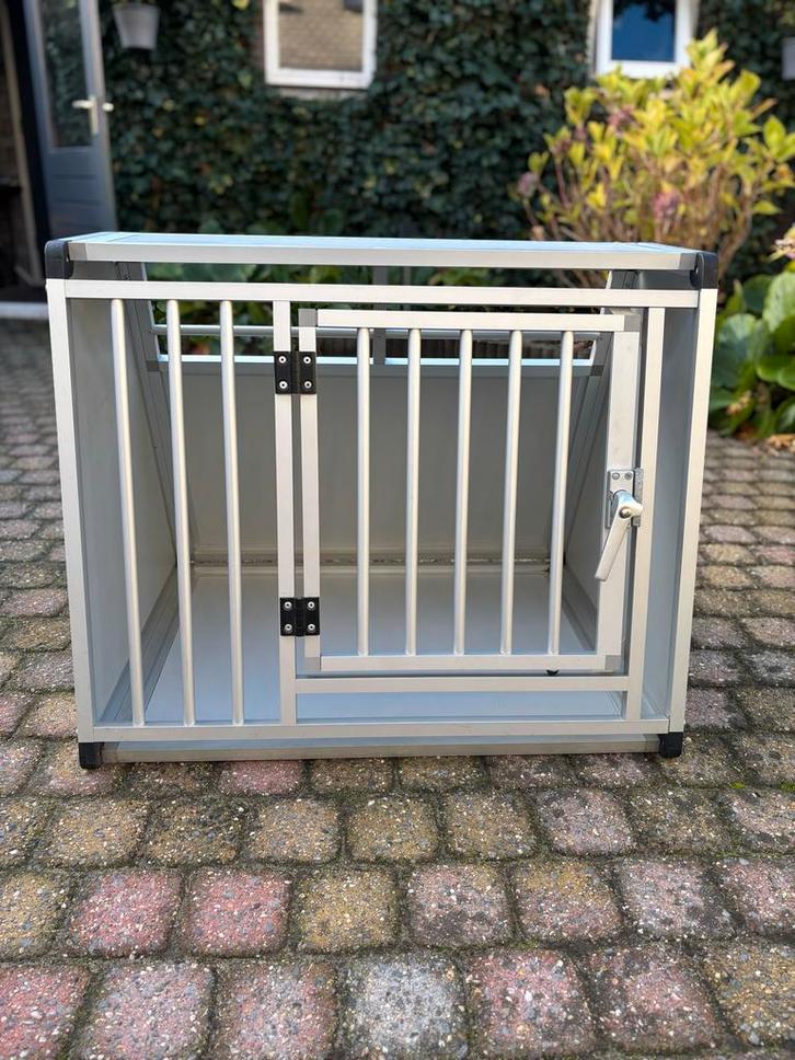 Honden bench 65x80x60 HxBxD aluminium incl rubber mat, Dieren en Toebehoren, Hondenbenches, Zo goed als nieuw, Ophalen
