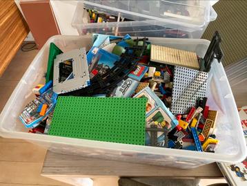 Heel veel lego met veel bouwstenen en treinspoor beschikbaar voor biedingen