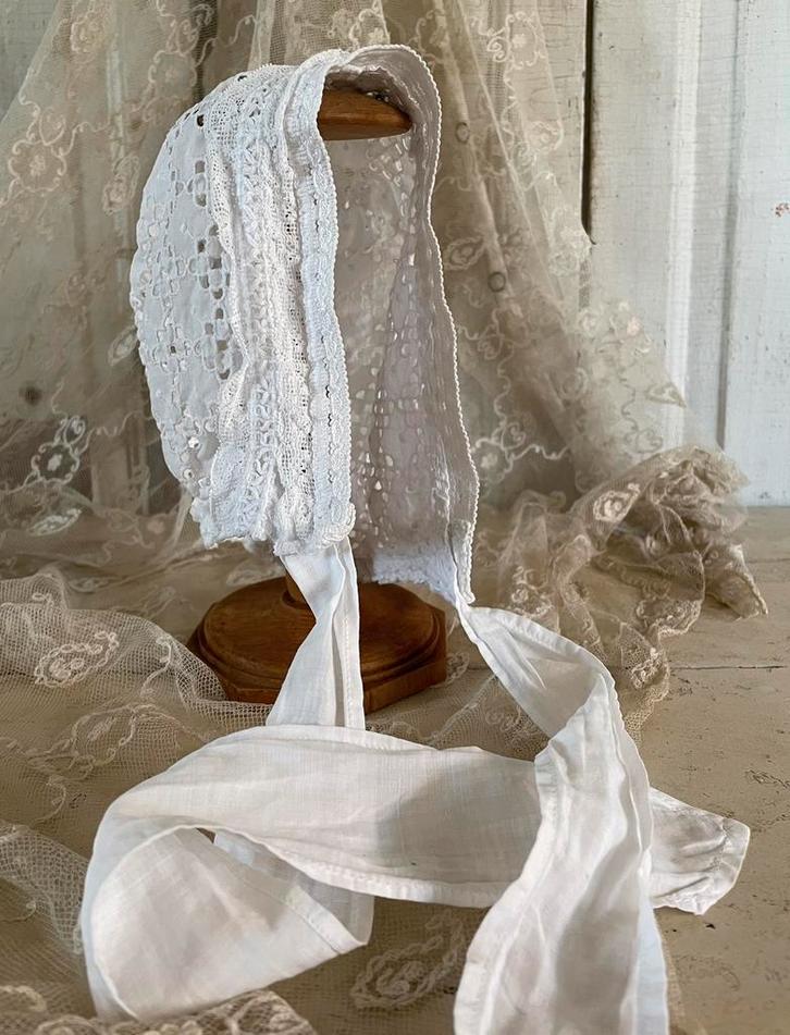 Brocante oud wit mutsje met strik linten, Antiek en Kunst, Curiosa en Brocante, Verzenden