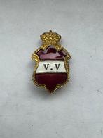 Emaille Knoopspeld uit Belgie V. V, Ophalen of Verzenden, Zo goed als nieuw, Overige onderwerpen, Speldje of Pin
