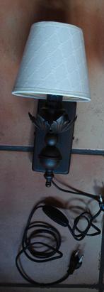 1 wandlampje: (heel l.rose) stoffen kapje en metalen frame, Huis en Inrichting, Lampen | Wandlampen, Ophalen of Verzenden, Gebruikt