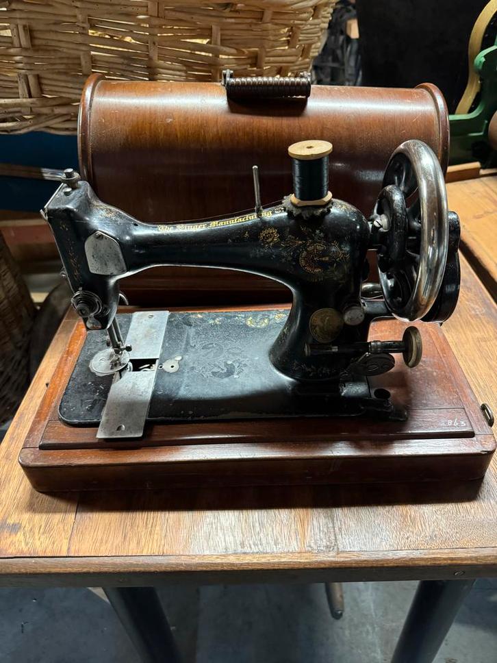 Antieke  Naaimachine met Houten Koffer, Antiek en Kunst, Antiek | Naaimachines, Ophalen
