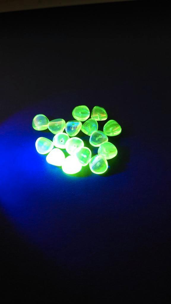 Zestien uranium glazen kralen, Hobby en Vrije tijd, Kralen en Sieraden maken, Zo goed als nieuw, Kraal, Ophalen of Verzenden
