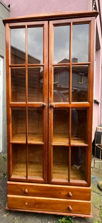 Mooie houten vitrinekast met glazen deuren zoekt liefde beschikbaar voor biedingen