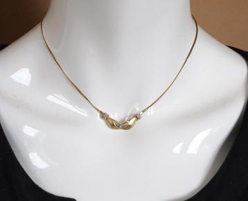 Ketting met twee handen die een diamant vasthouden beschikbaar voor biedingen