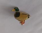 Vintage emaille eend (woerd) pin in groen/bruin/beige/rood., Verzamelen, Speldjes, Pins en Buttons, Ophalen of Verzenden, Zo goed als nieuw