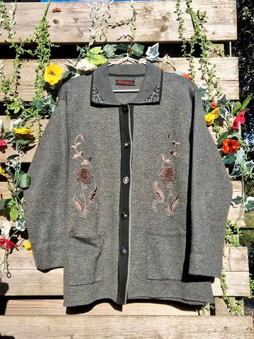 Prachtig vintage geborduurd bloemen wollen vest beschikbaar voor biedingen