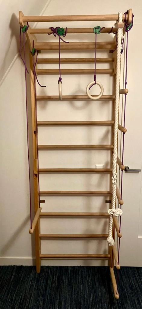 Houten wandklimrek met schommel, ladder, klimtouw en ringen, Kinderen en Baby's, Speelgoed | Buiten | Speeltoestellen, Zo goed als nieuw