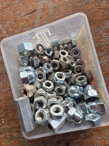 Volle bak moeren, draadeind koppelingen en einddoppen beschikbaar voor biedingen