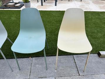4 stoelen verschillende kleuren