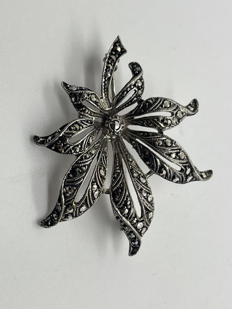 B867 Prachtige zilveren broche bloem markasiet, Sieraden, Tassen en Uiterlijk, Antieke sieraden, Ophalen of Verzenden, Zilver