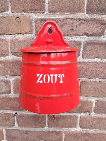 Rood emaille BK zoutpot met opgelegde letter. beschikbaar voor biedingen
