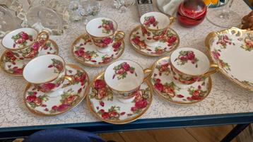 Kop en Schotels + Bonbonschaal met Rozenmotief beschikbaar voor biedingen