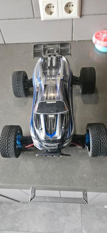 2x traxxas E revo 1/16, rijdend te zien. beschikbaar voor biedingen