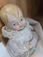 Antieke porseleinen babypop in witte kleding, Antiek en Kunst, Antiek | Speelgoed, Ophalen of Verzenden