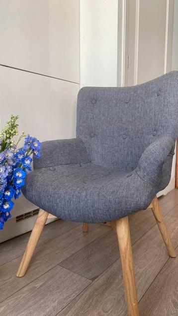 Versleten grijze stoffen fauteuil beschikbaar voor biedingen