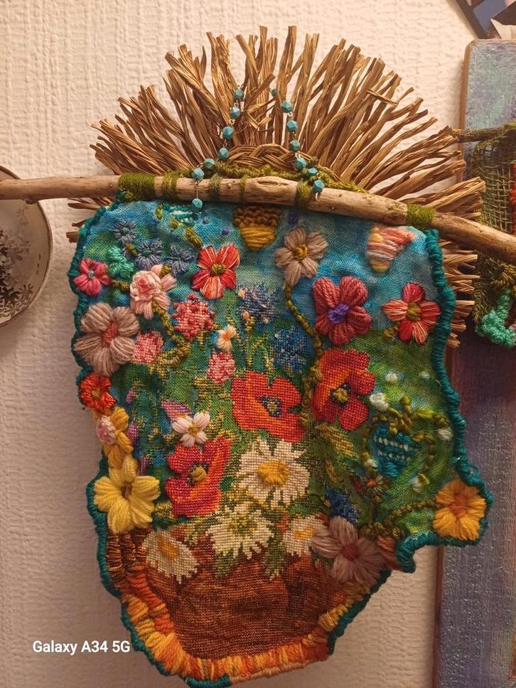 Handgemaakt Borduurwerk met Bloemen en Turquoise Ketting, Huis en Inrichting, Woonaccessoires | Wanddecoraties, Ophalen of Verzenden
