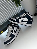 Air Jordan 1 Mid White Metallic Gold Obsidian (maat 44), Air jordan, Blauw, Ophalen of Verzenden, Zo goed als nieuw